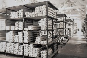 Ein Blick in das Fertigwarenlager der Futterstoff-Abteilung. So wurden die fertig gewebten Stoffe für die Kunden bereit gehalten. Aufgenommen in den 50er Jahren.